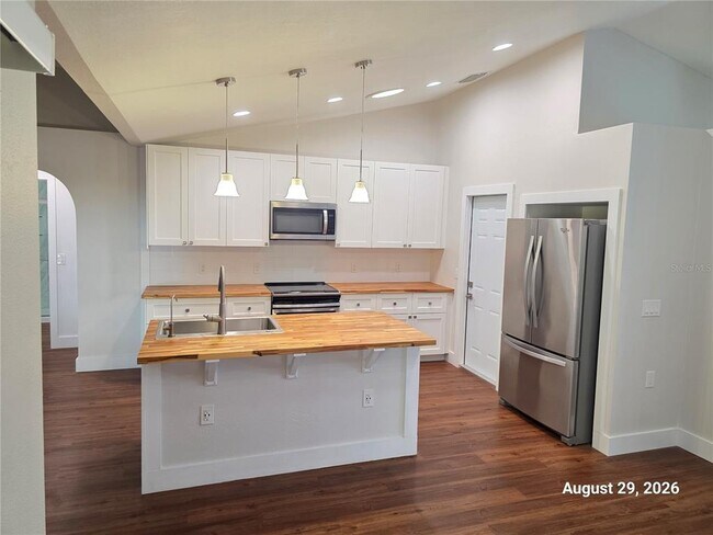 Building Photo - 834 Amidon St