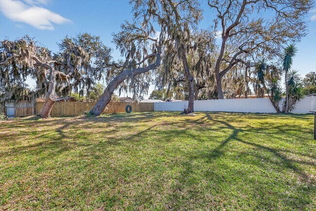 Building Photo - 3 Bedroom Home in Tavares with Large Fenced Backyard