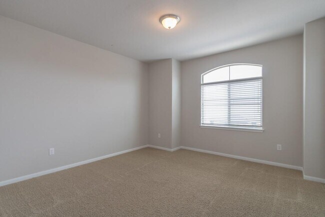 Building Photo - 2880 Donnell Dr