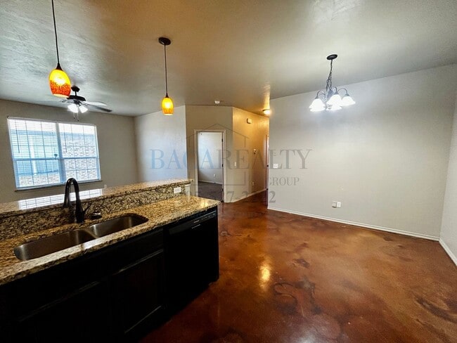 Building Photo - Move in Special!!! 3br 2ba duplex with 2 c...
