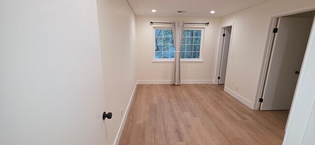 Building Photo - Steps from SJSU | 2 Master Suites | Gated + Parking |