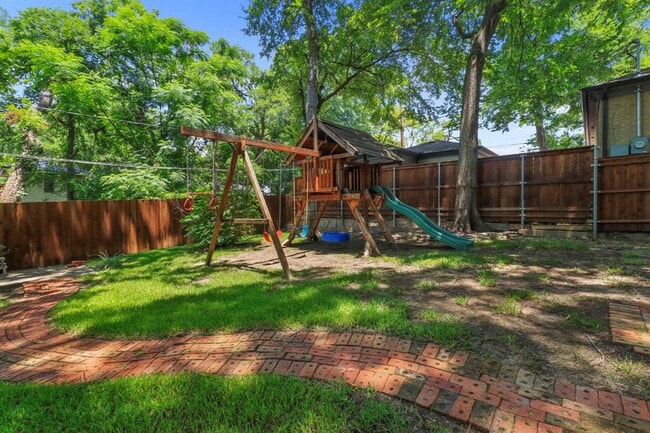 Building Photo - 307 Circle Dr