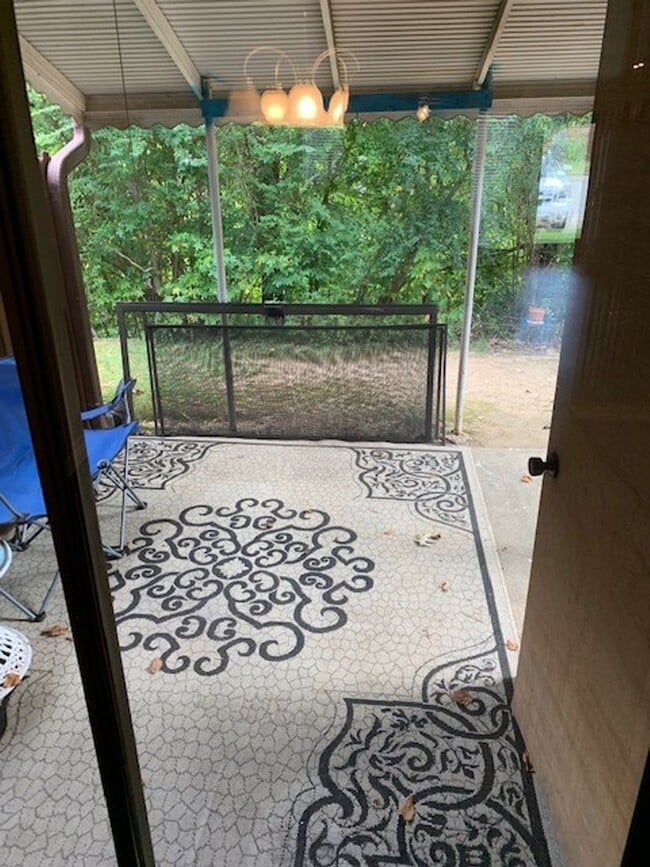 Building Photo - 317 Rock Knoll Dr