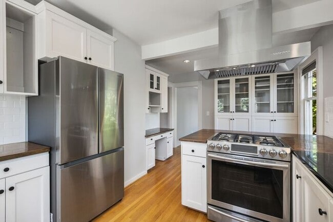 Building Photo - Charming AIR CONDITIONED Leschi Craftsman