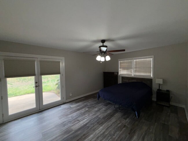 Building Photo - Spacious 3 Bedroom 2 Bath home AVAILABLE NOW!