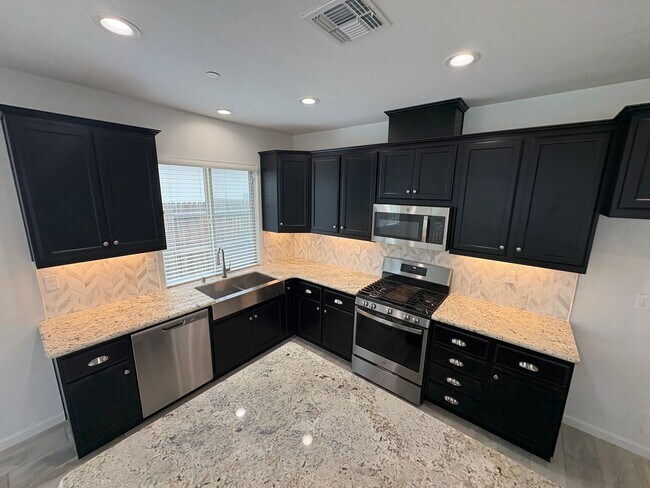 Building Photo - NW Visalia Home For Rent! Close to sports park & shopping centers!