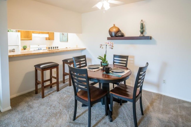 Dining Room w/ Breakfast Bar - Westbrook Apartments