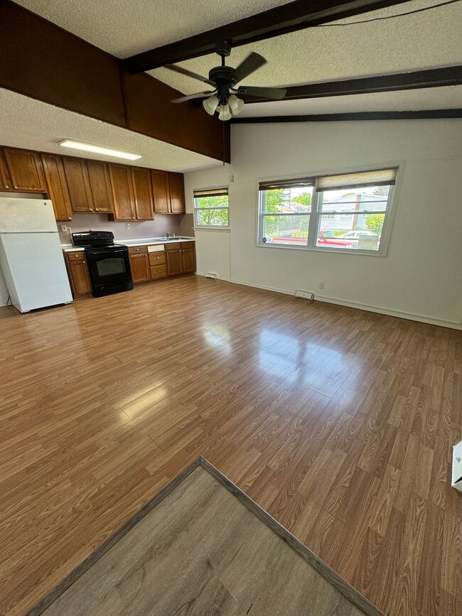 Building Photo - THREE BEDROOM TWIN