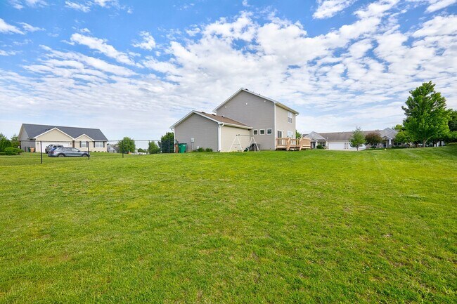 Building Photo - Commuter's Dream!!  3 Bedroom, 2.5 Bathroom Home in West Des Moines!