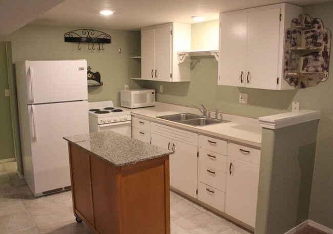 Building Photo - 2720 Heron St