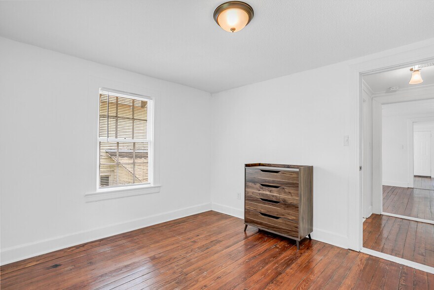 Building Photo - 906 E 39th St