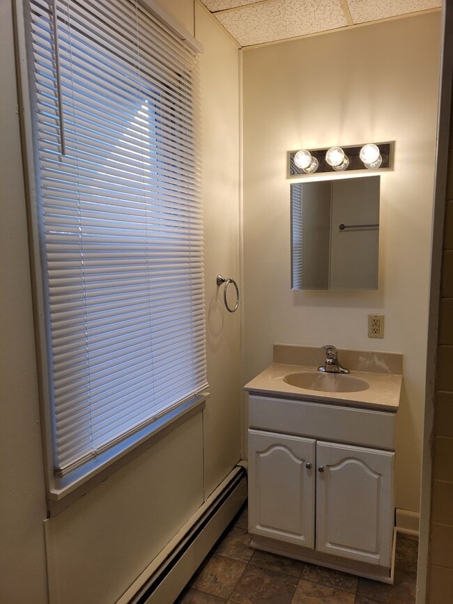 Building Photo - 123 E Burd St