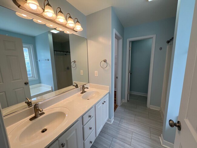 Building Photo - For Rent in Charleston Ridge