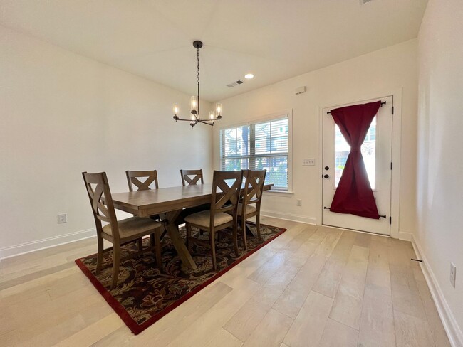 Building Photo - 3 Bed, 2.5 Bath Townhome w/ 1 Car Garage