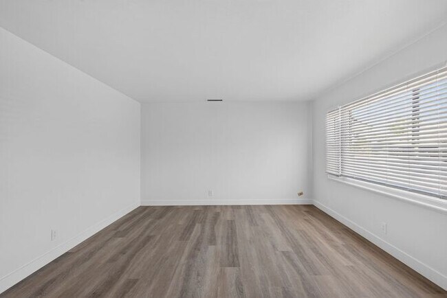 Building Photo - 2,900 /Month Beautiful 2 Bed, 1 Bath Single Story, with Garage Centrally Located in Petaluma!