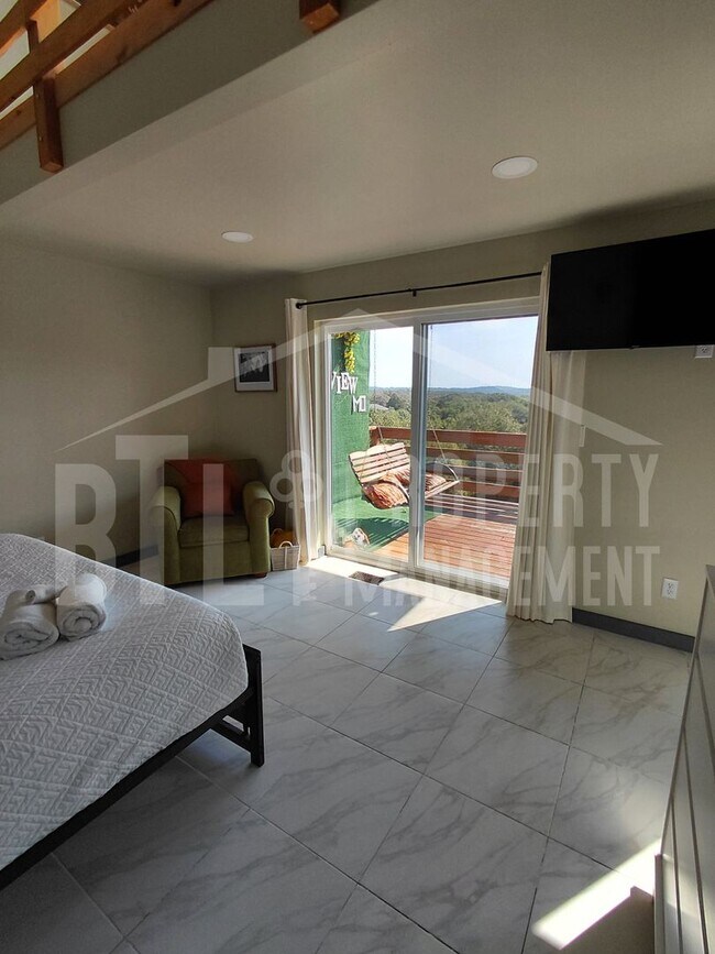 Building Photo - Stunning 3 Bedroom in Forsyth!