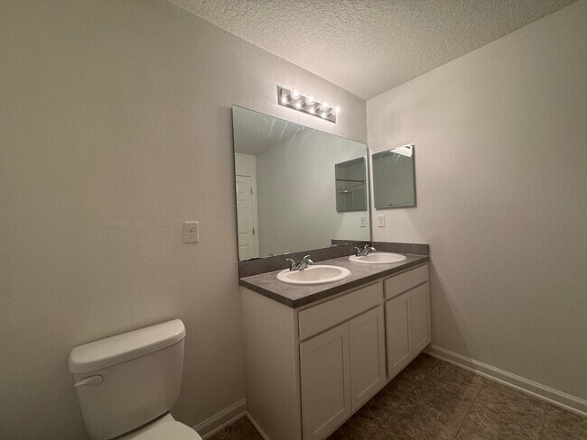 Building Photo - Fall into Savings – New Rental Rate $2,100!