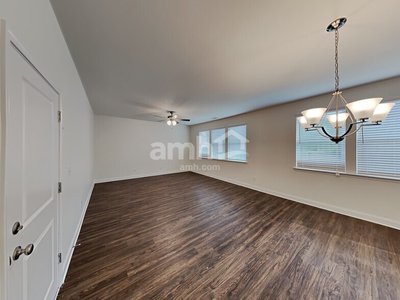 Building Photo - 433 Tributary Ln