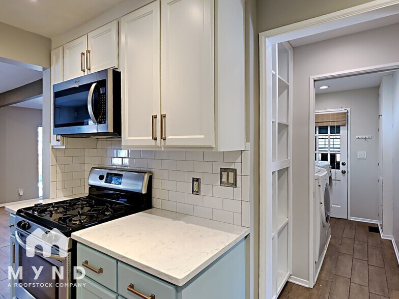 Building Photo - 3120 Skyland Dr NE