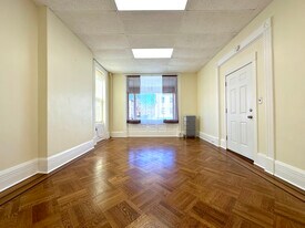 Building Photo - 152 Grand St