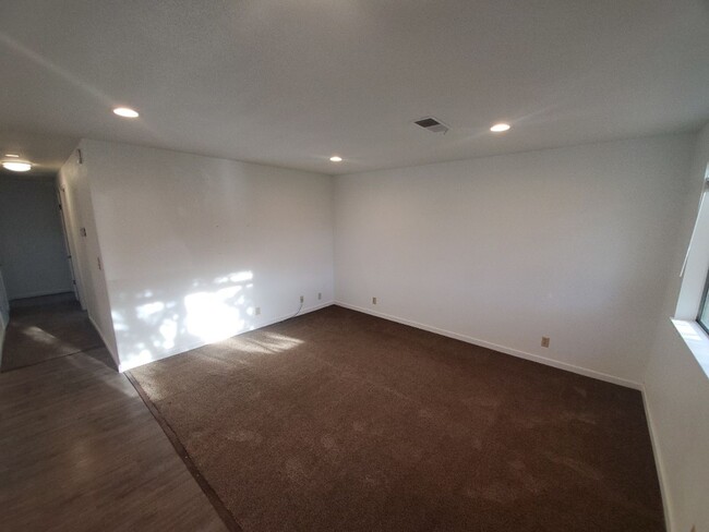 Building Photo - 3-bedroom home with remodeled kitchen and ...