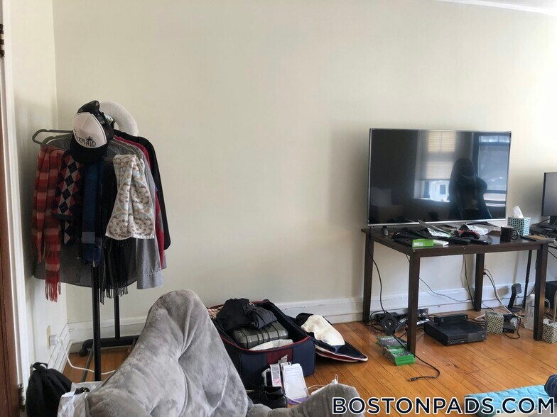 Building Photo - 349 Pleasant St