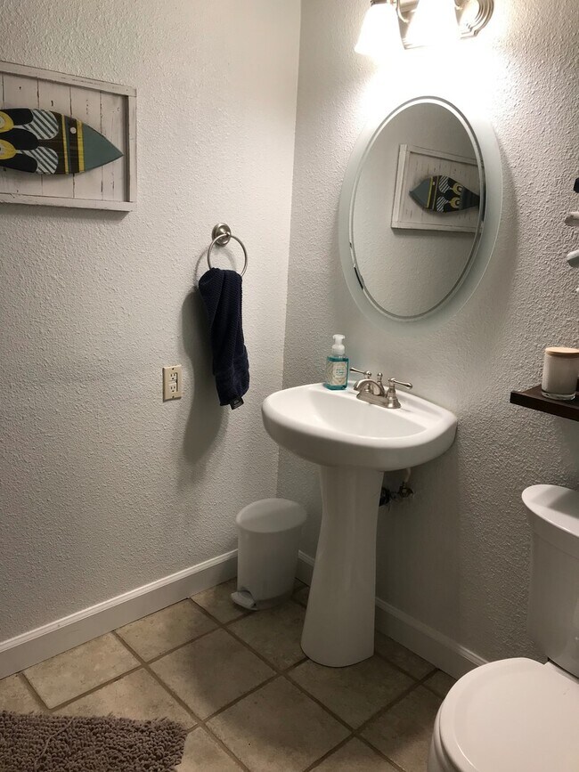 Building Photo - Upscale condo located in gated Community!