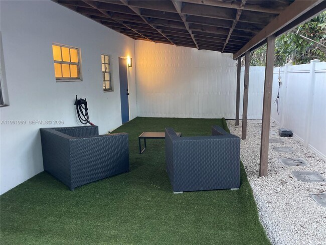 Building Photo - 1425 NE 56th St