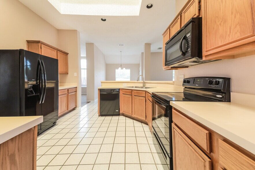 Building Photo - 1110 Pin Oak Ln