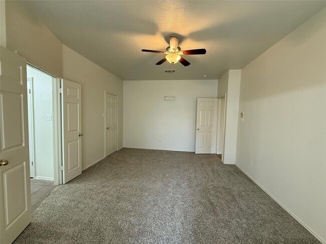 Building Photo - 916 Whitehall Dr