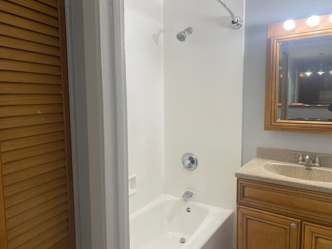 Building Photo - 8856 Northshore Dr