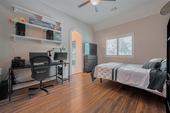 Building Photo - 11826 Legend Manor Dr