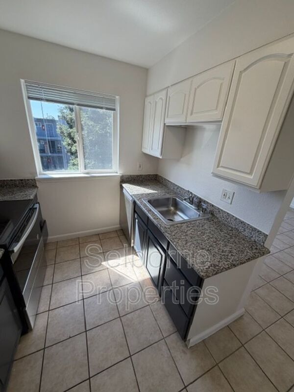 Building Photo - 407 Fairmount Ave
