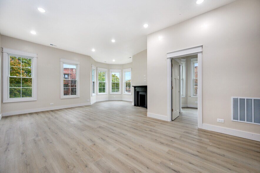 Building Photo - 1619 W Balmoral Ave