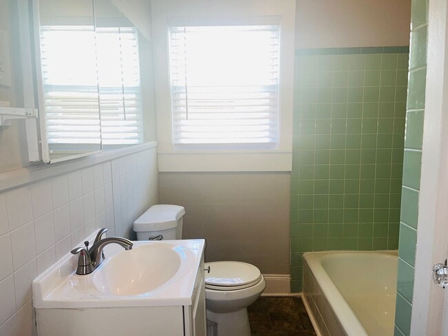 Building Photo - Adorable cottage style home with large fenced in backyard near Downtown Lagrange! Must see!