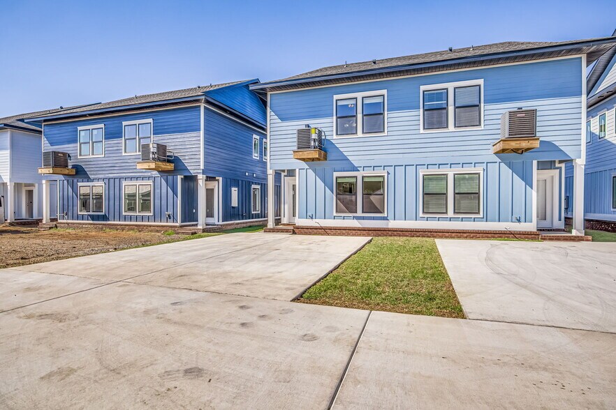 Building Photo - 580 N De Villiers St