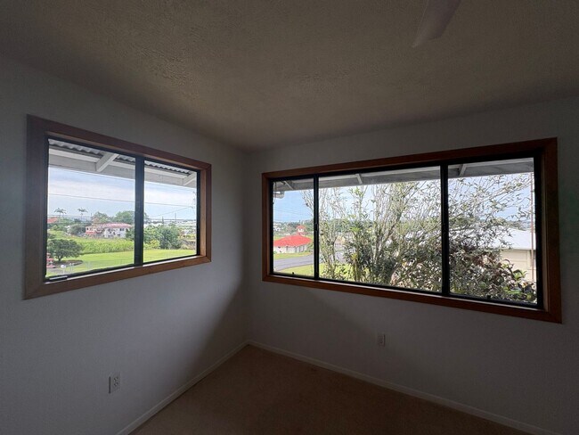 Building Photo - Beautiful 2 bedroom, 1.5 bath located in central Hilo town