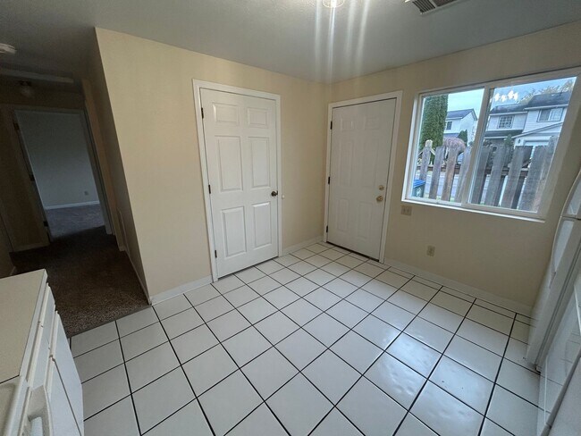 Building Photo - Two Bedroom One Bathroom Duplex For Rent in Bellingham