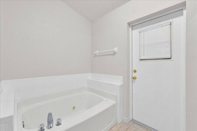 Building Photo - 112 Azalea Dr