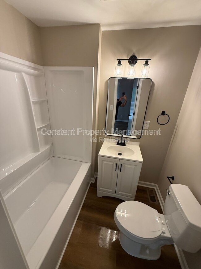 Building Photo - 3469 Kingsbury Dr