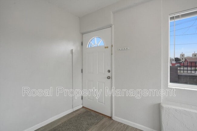 Building Photo - 815 John St