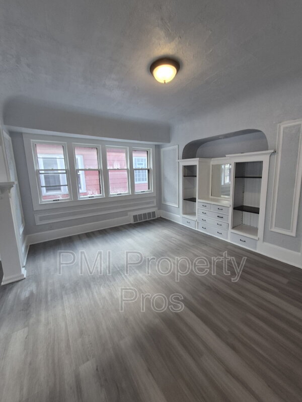 Building Photo - 2517 W Hadley St