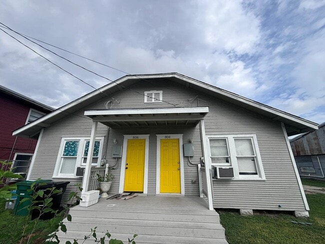 Building Photo - 804 Louise St
