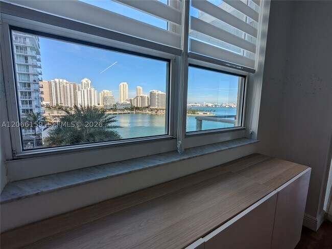 Building Photo - 1155 Brickell Bay Dr