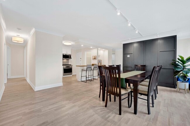 Building Photo - 247 E Chestnut St