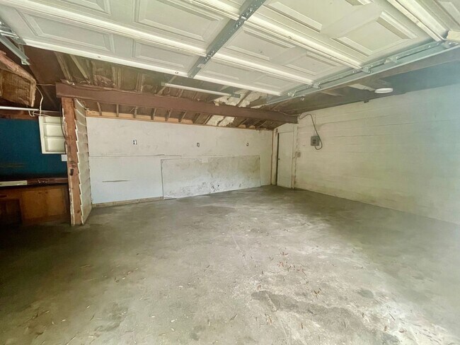 Building Photo - 8224 Douglas Dr