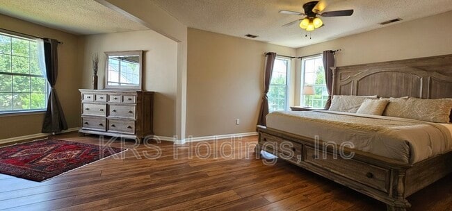 Building Photo - 3136 Sacramento Dr