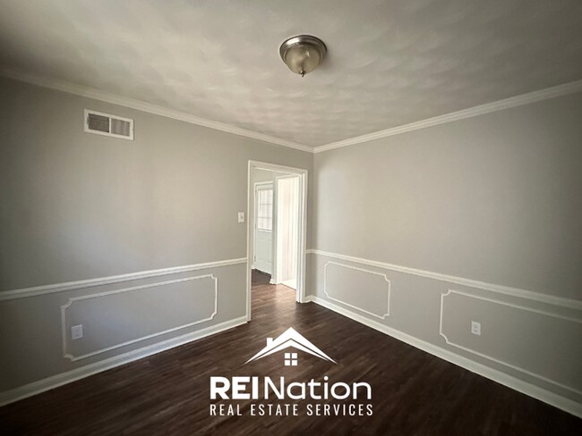 Building Photo - Spacious 4BR/2BA Memphis Rental with 2-Car Garage, Hardwood Floors & Fireplace