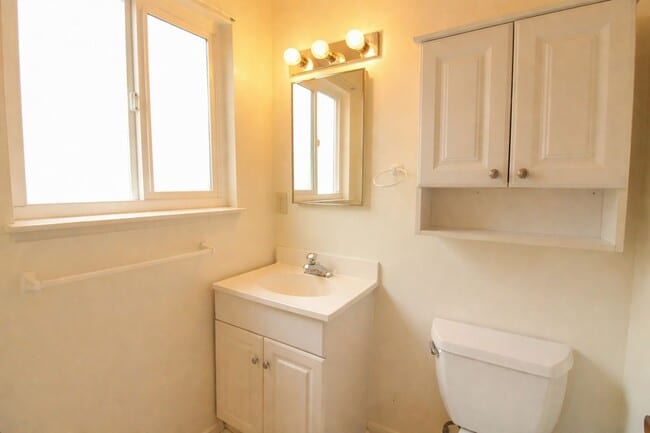 Building Photo - 4-Bedroom House with Fenced Backyard **Fresh Paint and New Flooring