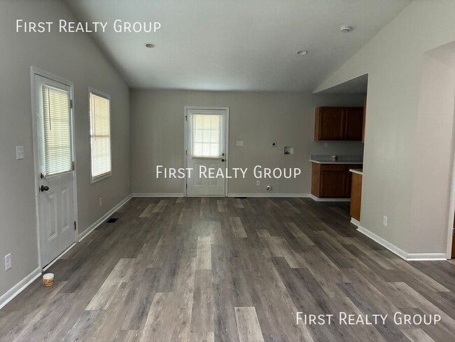 Building Photo - 904 Forest Ave